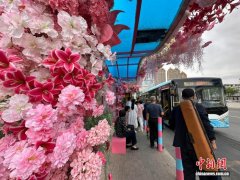 兰州“多巴胺”公交文创焕新  激活丝路文旅活力